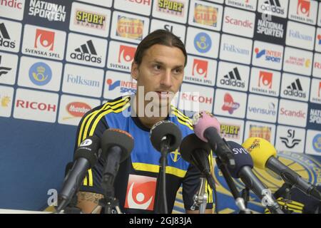 STOCKHOLM 20130904 Zlatan Ibrahimovic s'entretient avec les médias lors de la conférence de presse de l'équipe nationale de football de Suède qui s'est tenue à Stockholm le 4 septembre 2013. Vendredi, la Suède jouera l'Irlande dans un match de qualification de la coupe du monde. Foto Bertil Enevag Ericson SCANPIX Kod 10000 Banque D'Images