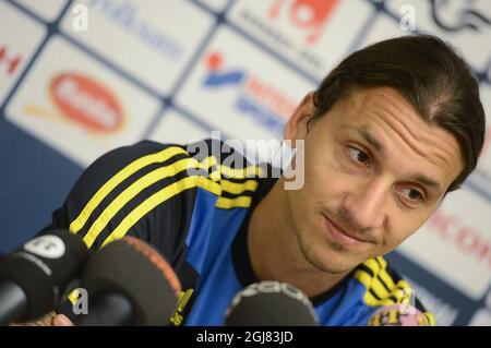 STOCKHOLM 20130904 Zlatan Ibrahimovic s'entretient avec les médias lors de la conférence de presse de l'équipe nationale de football de Suède qui s'est tenue à Stockholm le 4 septembre 2013. Vendredi, la Suède jouera l'Irlande dans un match de qualification de la coupe du monde. Foto Bertil Enevag Ericson SCANPIX Kod 10000 Banque D'Images