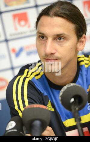 STOCKHOLM 20130904 Zlatan Ibrahimovic s'entretient avec les médias lors de la conférence de presse de l'équipe nationale de football de Suède qui s'est tenue à Stockholm le 4 septembre 2013. Vendredi, la Suède jouera l'Irlande dans un match de qualification de la coupe du monde. Foto Bertil Enevag Ericson SCANPIX Kod 10000 Banque D'Images