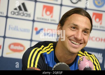 STOCKHOLM 20130904 Zlatan Ibrahimovic s'entretient avec les médias lors de la conférence de presse de l'équipe nationale de football de Suède qui s'est tenue à Stockholm le 4 septembre 2013. Vendredi, la Suède jouera l'Irlande dans un match de qualification de la coupe du monde. Foto Bertil Enevag Ericson SCANPIX Kod 10000 Banque D'Images