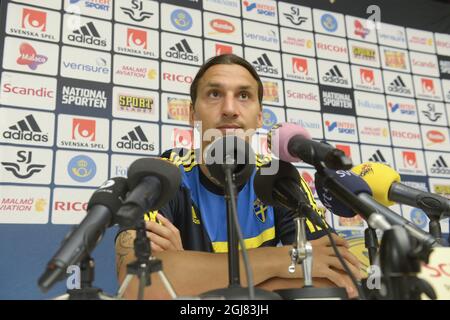 STOCKHOLM 20130904 Zlatan Ibrahimovic s'entretient avec les médias lors de la conférence de presse de l'équipe nationale de football de Suède qui s'est tenue à Stockholm le 4 septembre 2013. Vendredi, la Suède jouera l'Irlande dans un match de qualification de la coupe du monde. Foto Bertil Enevag Ericson SCANPIX Kod 10000 Banque D'Images