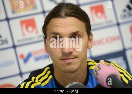 STOCKHOLM 20130904 Zlatan Ibrahimovic s'entretient avec les médias lors de la conférence de presse de l'équipe nationale de football de Suède qui s'est tenue à Stockholm le 4 septembre 2013. Vendredi, la Suède jouera l'Irlande dans un match de qualification de la coupe du monde. Foto Bertil Enevag Ericson SCANPIX Kod 10000 Banque D'Images