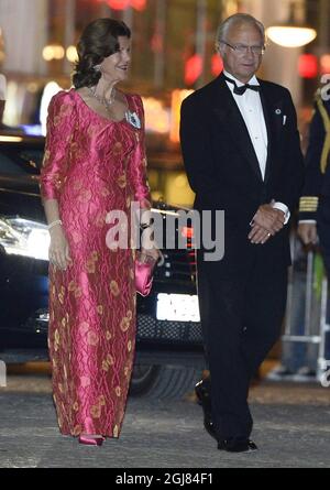 STOCKHOLM 2013-09-14 le roi Carl Gustaf et la reine Silvia arrivent au concert du jubilé du Riksdag suédois, dans le cadre du 40e jubilé du roi, qui s'est tenu à la salle de concert de Stockholm le 14 septembre 2013. Photo: Claudio Bresciani / SCANPIX Kod 10090 Banque D'Images