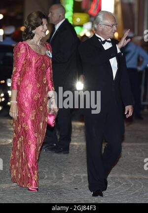 STOCKHOLM 2013-09-14 le roi Carl Gustaf et la reine Silvia arrivent au concert du jubilé du Riksdag suédois, dans le cadre du 40e jubilé du roi, qui s'est tenu à la salle de concert de Stockholm le 14 septembre 2013. Photo: Claudio Bresciani / SCANPIX Kod 10090 Banque D'Images