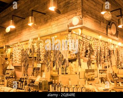 Italie, Florence. Image infrarouge du Mercato Centrale (marché central) avec des vendeurs de tous types. Banque D'Images