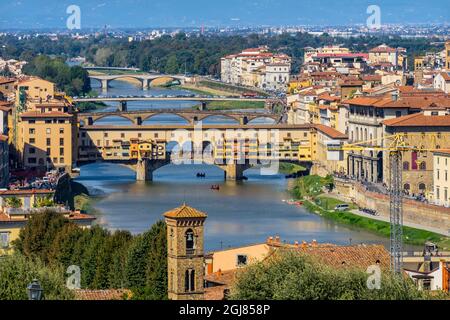 Ponte Vecchio, Florence, Toscane, Italie. Ponte Vecchio a été construit à l'époque romaine, reconstruit en 1345. Banque D'Images