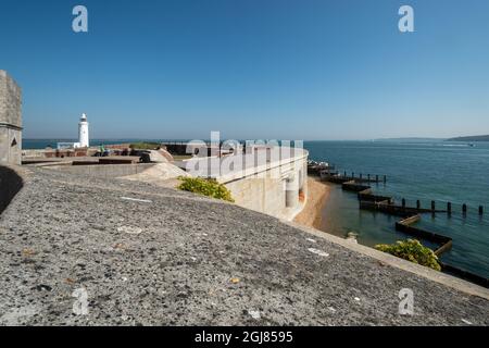 Vue du château de Hurst au phare de Hurst point sur le Solent dans le Hampshire, Angleterre, Royaume-Uni Banque D'Images