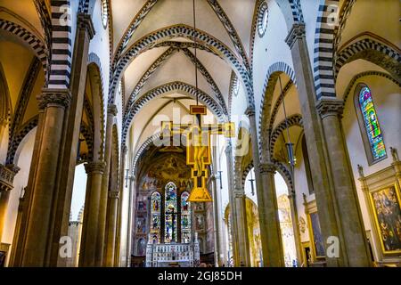 Autel et crucifix, Église Santa Maria Novella, Florence, Italie. Première église de Florence fondée en 1357. Banque D'Images