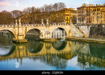 Pont Ponte, réflexion sur le Tibre Saint-Angelo, Rome, Italie. Pont construit par l'empereur Hadrien en 134 après J.-C. Banque D'Images