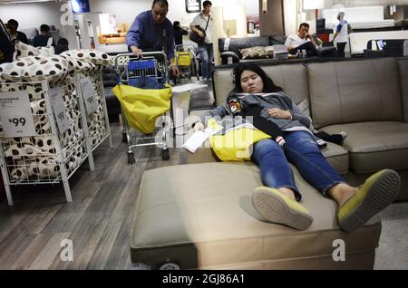 KINA 2013-09-27 clients dans un magasin de meubles IKEA en Chine septembre 2013. Les clients qui s'endorment dans les lits et les canapés d'IKEA ne sont pas inhabituels en Chine. Mais ce n'est pas un problème selon la direction d'IKEA - nous accueillons tous ceux qui veulent venir dans nos magasins. Tous nos visiteurs sont des clients potentiels, a déclaré Linda Xu, relations publiques pour le groupe Ikea en Chine, selon le journal Swediosh DN, Quting le Figaro. Depuis qu'Ikea s'est établi en Chine il y a 15 ans, le pays est devenu l'un de leurs marchés les plus importants. Près de 15 millions de personnes ont visité les 11 magasins de China la Banque D'Images