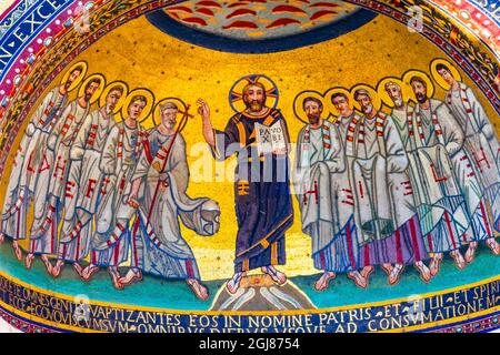 Jésus et disciples mosaïque Tritrlinium Leoninum à l'extérieur de la cathédrale papale Saint-Jean-Latran, Rome, Italie. Tritrlinium partie du palais Latran construit 1300 Banque D'Images