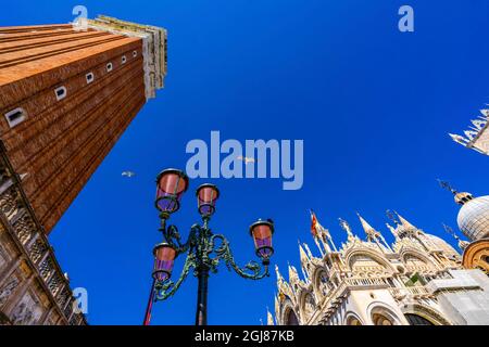 Le Campanile Bell Tower sur la Piazza San Marco à Venise, Italie. La tour Bell a été érigée pour la première fois en 1173. Banque D'Images