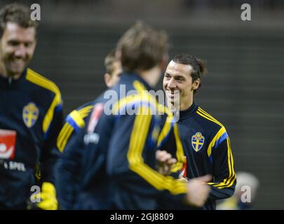 Le savant suédois Zlatan Ibrahimovic (R) sourit lors d'une séance d'entraînement à l'Aréna Friends à Stockholm, en Suède, le 12 novembre 2013. L'équipe de football suédoise affrontera le Portugal vendredi lors d'un match de qualification pour la coupe du monde 2014. Photo: Anders Wiklund / TT / code 10040 Banque D'Images