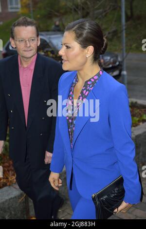 STOCKHOLM 2013-11-14 la Princesse Victoria est accueillie par P-O Berggren lorsqu'elle arrive au Centre Rolf Luft de recherche sur le diabète à l'Institut Karolinska ( KI ) à Solna, en Suède, le 14 novembre 2013. Photo: Henrik Montgomery / TT / Code 10060 Banque D'Images