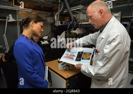 STOCKHOLM 2013-11-14 l'ingénieur de recherche principal Martin Kohler présente la microscopie confocale Crown Princess Victoria utilisée pour les images cellulaires 3D lorsque la Crown Princess visite le Rolf Luft Center for Diabetes Research à l'Institut Karolinska ( KI ) de Solna, Suède, le 14 novembre 2013. Photo: Henrik Montgomery / TT / Code 10060 Banque D'Images