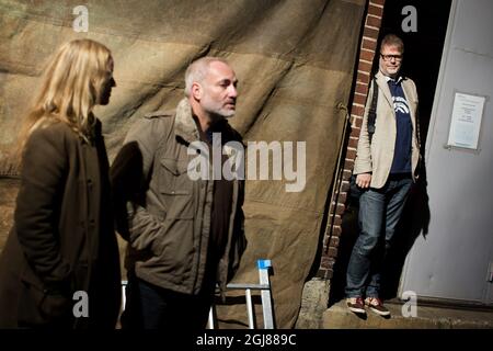 STOCKHOLM 2013-11-21 photodate 2012-11-21 le scénariste Hans Rosenfeldt (à droite) est vu avec l'actrice suédoise Sofia Helin, qui joue le personnage Saga, et l'acteur danois Kim Bodnia, qui joue le personnage Martin, lors du tournage de la deuxième saison du thriller TV danois-suédois « The Bridge » le 21 novembre 2012. Foto Lars Dareberg / Sydsvenskan / TT **HORS SUÈDE *** Banque D'Images