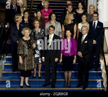 STOCKHOLM 20091119 le ministre suédois des Affaires sociales Goran Hagglund (3 de gauche) Posez pour une photo de groupe avec la famille royale européenne à l'arrivée à la salle Berwald de Stockholm pour un concert Jubilé organisé par le Ministère des affaires sociales et la salle Berwald pour célébrer le 20e anniversaire de la Convention des Nations Unies relative aux droits de l'enfant (CNUCRC). Première rangée à partir de la gauche, la reine Beatrix des pays-Bas, la reine Sofia d'Espagne, Goran Hagglund, la reine Silvia et le roi Carl Gustaf de Suède. Deuxième rangée de gauche Reine Paola de Belgique, Grande Duchesse Maria Teresa de Luxembourg, Mme Margarida Barro Banque D'Images