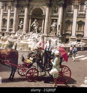 ITALIE: PHOTOGRAPHIE DE ROME Date: 196? -? -? FILE touristes visitent les sites de la ville en calèche et s'arrêtent à Fontana di Trevi à Rome au début des années 1960. PHOTO CA PETERSON / SVT BILD / TT Banque D'Images