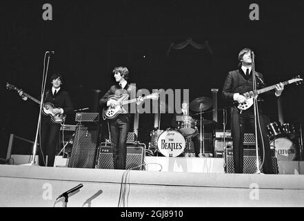 STOCKHOLM 1964-07-28 *POUR VOS DOSSIERS* Paul McCartney, George Harrison Ringo Starr et John Lennon des Beatles sont vus pendant un concert au stade de glace de Johanneshov à Stockholm, Suède, 28 juillet 1964 Foto: Folke Hellberg / DN / TT / Kod: 23 **OUT SWEDEN OUT** Banque D'Images