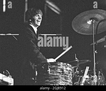 STOCKHOLM 1964-07-28 *POUR VOS DOSSIERS* Ringo Starr des Beatles sont vus pendant un concert au stade de glace de Johanneshov à Stockholm, Suède, 28 juillet 1964 Foto: Folke Hellberg / DN / TT / Kod: 23 **OUT SWEDEN OUT** Banque D'Images