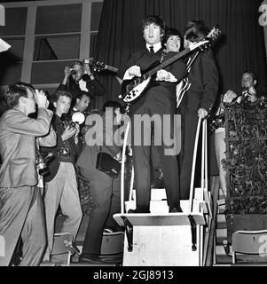 STOCKHOLM 1964-07-28 *POUR VOS DOSSIERS* John Lennon et Paul McCartney des Beatles sont vus lors d'un concert au stade de glace de Johanneshov à Stockholm, Suède, 28 juillet 1964 Foto: Folke Hellberg / DN / TT / Kod: 23 **OUT SWEDEN OUT** Banque D'Images