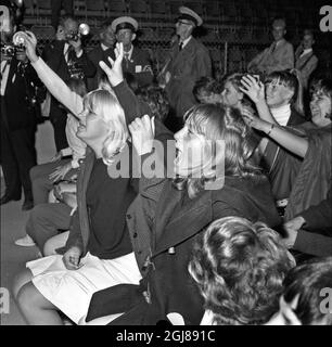 STOCKHOLM 1964-07-28 *POUR VOS DOSSIERS* pleurer et crier les fans féminins des Beatles sont vus pendant les groupes un concert au stade de glace de Johanneshov à Stockholm, Suède, 28 juillet 1964 Foto: Folke Hellberg / DN / TT / Kod: 23 **OUT SWEDEN OUT** Banque D'Images