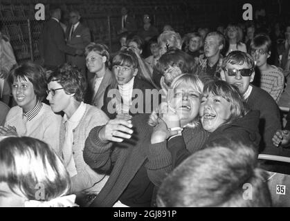 STOCKHOLM 1964-07-28 *POUR VOS DOSSIERS* pleurer et crier les fans féminins des Beatles sont vus pendant les groupes un concert au stade de glace de Johanneshov à Stockholm, Suède, 28 juillet 1964 Foto: Folke Hellberg / DN / TT / Kod: 23 **OUT SWEDEN OUT** Banque D'Images