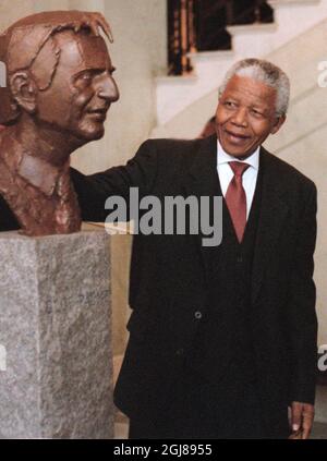 STOCKHOLM 19990318 *pour vos dossiers* visite d'État en Suède du président sud-africain Nelson Mandelas. Ici, au Parlement, se trouve le Président Nelson Mandela avec une statue de M. Olof Palme , ancien Premier ministre suédois, tué dans une rue ouverte de Stockholm. Foto: Jan Collsioo code 1001 COPYRIGHT SCANPIX SUÈDE Banque D'Images