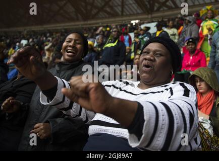 JOHANNESBURG 2013-12-10 les personnes qui se sont garantes sont vues pendant le mémorial de l'ancien Président Nelson Mandela au stade FNB à Johannesburg, Afrique du Sud, le 10 décembre 2013. Foto Jonas Ekstromer / TT / Kod 10030 Banque D'Images