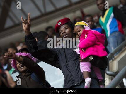 JOHANNESBURG 2013-12-10 les personnes qui se sont garantes sont vues pendant le mémorial de l'ancien Président Nelson Mandela au stade FNB à Johannesburg, Afrique du Sud, le 10 décembre 2013. Foto Jonas Ekstromer / TT / Kod 10030 Banque D'Images