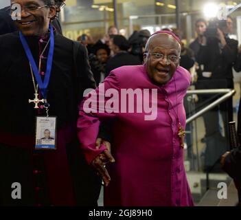 JOHANNESBOURG 2013-12-10 l'ancien BritisSouth Africain Desmund Tutu est vu pendant le mémorial de l'ancien Président Nelson Mandela au stade FNB à Johannesburg, Afrique du Sud, le 10 décembre 2013. Foto Jonas Ekstromer / TT / Kod 10030 Banque D'Images