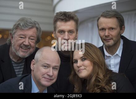 STOCKHOLM 20131216 des acteurs de gauche Iwar Wiklander, Robert Gustafsson, Jens Hultén, l'actrice Mia Skaringe et le réalisateur Felix Herngren de la distribution du film "l'homme de cent ans qui a grimpé la fenêtre et disparu" à Stockholm, Suède, décembre 2013. Foto: Leif R Jansson/ TT / Kod 10020 Banque D'Images