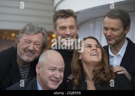 STOCKHOLM 20131216 des acteurs de gauche Iwar Wiklander, Robert Gustafsson, Jens Hultén, l'actrice Mia Skaringe et le réalisateur Felix Herngren de la distribution du film "l'homme de cent ans qui a grimpé la fenêtre et disparu" à Stockholm, Suède, décembre 2013. Foto: Leif R Jansson/ TT / Kod 10020 Banque D'Images