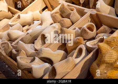 Europe, pays-Bas, Zaanse Schans. Poubelle de chaussures en bois non finies. Banque D'Images