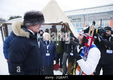 STOCKHOLM 20140116 le roi Carl Gustaf est vu parler avec la skieuse Charlotte Kalla lors des championnats de ski de fond suédois à Umea, nord de la Suède, le 16 janvier 2014. Foto: Nils Petter Nilsson / XP / TT/ Kod 7111 ** OUT AFTONBLADET ** Banque D'Images