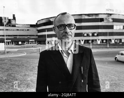 FILE19700907 - Ingvar Kamprad à l'extérieur de son premier magasin IKEA à Stockholm, situé juste au sud de la ville. ******** IKEA:s grundare Ingvar Kamprad utanfor stit varuhus i Kungens Kurva i Stockholm. Foto: Olle Wester / TT Kod: 44 Banque D'Images