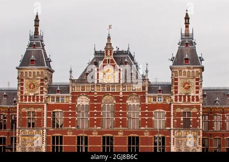 Amsterdam Central train Station in background, Amsterdam, Hollande, pays-Bas. Banque D'Images