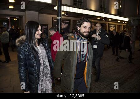 STOCKHOLM 20140129 le prince Carl Philip et sa petite amie Sofia Hellqvist quittent un théâtre à Stockholm, en Suède, le 29 janvier 2014. Foto: Anna-Karin Nilsson/ XP / TT / Kod 7141 ** HORS SUÈDE** Banque D'Images