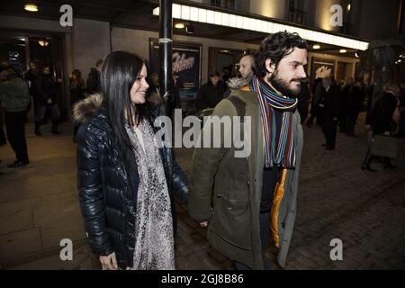 STOCKHOLM 20140129 le prince Carl Philip et sa petite amie Sofia Hellqvist quittent un théâtre à Stockholm, en Suède, le 29 janvier 2014. Foto: Anna-Karin Nilsson/ XP / TT / Kod 7141 ** HORS SUÈDE** Banque D'Images