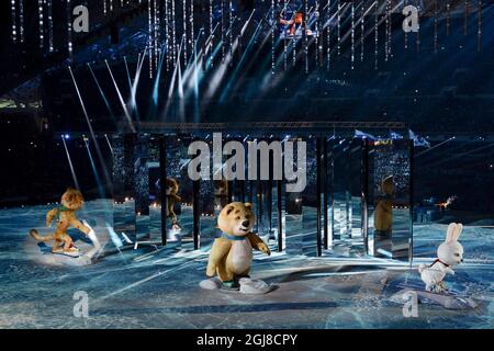 SOTCHI 2014-02-23 les jeunes enfants se disputer avec les mascottes officielles des Jeux Olympiques d'hiver de Sotchi lors de la cérémonie de clôture des Jeux Olympiques d'hiver de Sotchi 2014 le 22 février 2014. Photo: Tobias RÃƒÂ östlund / TT / Kod 1014 *** Bilden ingÃƒÂ¥r i SPORTPAKET. FÃƒÂ ör Ãƒâ övriga BETALBILD *** Banque D'Images