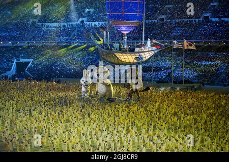 SOTCHI 2014-02-23 les jeunes enfants se disputer avec les mascottes officielles des Jeux Olympiques d'hiver de Sotchi lors de la cérémonie de clôture des Jeux Olympiques d'hiver de Sotchi 2014 le 22 février 2014. Photo: Tobias RÃƒÂ östlund / TT / Kod 1014 *** Bilden ingÃƒÂ¥r i SPORTPAKET. FÃƒÂ ör Ãƒâ övriga BETALBILD *** Banque D'Images