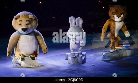 SOTCHI 2014-02-23 les jeunes enfants se disputer avec les mascottes officielles des Jeux Olympiques d'hiver de Sotchi lors de la cérémonie de clôture des Jeux Olympiques d'hiver de Sotchi 2014 le 22 février 2014. Photo: Tobias RÃƒÂ östlund / TT / Kod 1014 *** Bilden ingÃƒÂ¥r i SPORTPAKET. FÃƒÂ ör Ãƒâ övriga BETALBILD *** Banque D'Images