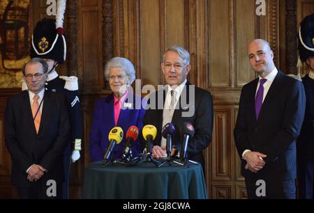 STOCKHOLM 20140226 : le nom de l'enfant de la princesse Madeleine et de son mari Christopher O'Neill à Leonore Lilian Maria, princesse et duchesse de Gotland, a été commenté au Palais Royal de Stockholm, Suède, le mercredi 26 février 2014, par de gauche à droite: Conférencier Per Westerberg, Senechal Alice Trolle Wachtmeister, Maréchal du Royaume Svante Lindqvist et Premier ministre Fredrik Reinfeldt. Foto: Henrik Montgomery / TT / Kod 10060 Banque D'Images