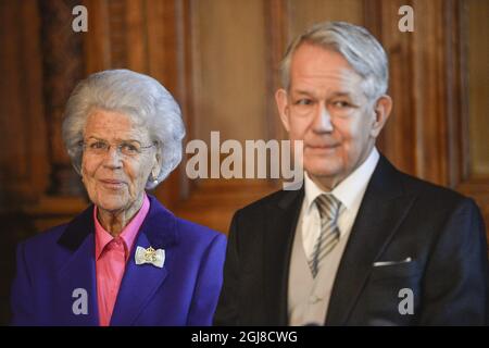 STOCKHOLM 20140226 : le nom de l'enfant de la princesse Madeleine et de son mari Christopher O'Neill à Leonore Lilian Maria, princesse et duchesse de Gotland, a été commenté au Palais Royal de Stockholm, Suède, le mercredi 26 février 2014, par de gauche à droite: Senechal Alice Trolle Wachtmeister, Maréchal du Royaume Svante Lindqvist. Foto: Henrik Montgomery / TT / Kod 10060 Banque D'Images