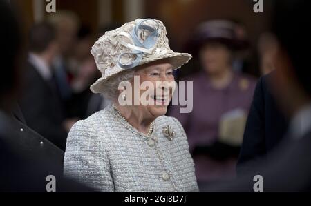 La reine Elizabeth II de Grande-Bretagne sourit lors d'une visite à la Reed's School, à Cobham, en Angleterre, le jeudi 6 mars, 2014. L'école a été fondée en 1813 dans l'est de Londres, comme l'asile de l'orphelin de Londres. La Reine qui est le patron de l'école est en visite pour l'aider à célébrer est bicentenaire. (AP photo/Alastair Grant, Pool) Banque D'Images