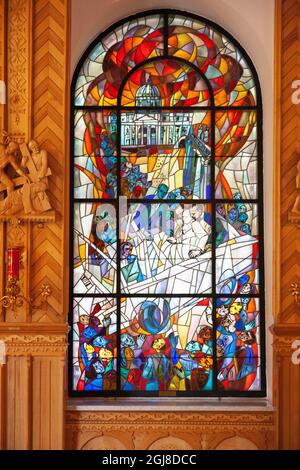 Vitraux dans la chapelle notre-Dame de Fatima à Krzeptowki, en Pologne, également connue sous le nom de coeur immaculé de Marie. Banque D'Images