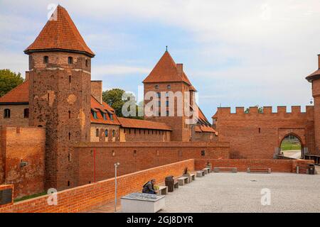 Entrée arrière du château de Malbork, le plus grand château en briques du monde, construit au XIVe siècle avec de nombreuses rénovations à venir. Banque D'Images