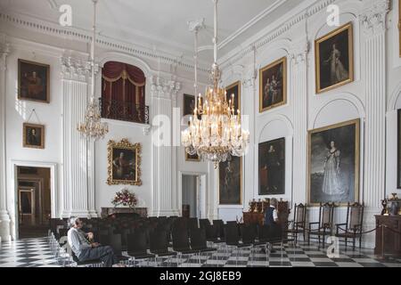 L'une des plus grandes et des plus lumineuses salles du palais Wilanow exposant des portraits des propriétaires du palais et de leurs amis. Banque D'Images