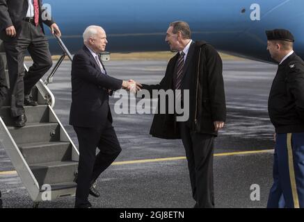 Tallinn 2014-04-14 Une délégation de sénateurs américains, sous la direction du sénateur John McCain, se rendra en Estonie du 14 au 15 avril pour rencontrer les dirigeants du gouvernement estonien. La délégation comprendra le sénateur John McCain et le sénateur John Hoeven. Cette visite s'inscrit dans le cadre d'une visite régionale plus importante, qui comprendra également des arrêts en Norvège, en Lettonie, en Lituanie et en Moldavie. Foto Karli Saul/SCANPIX / SCANPIX BALTICS / TT / Kod 20985 réf: ** Banque D'Images