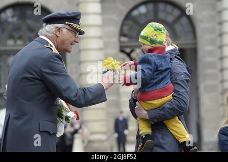 STOCKHOLM 2014-04- des enfants saluent le roi Carl Gustaf lors de la célébration du 68ème anniversaire des rois dans la cour du Palais Royal à Stockholm, Suède, le 30 avril 2014. Foto Jonas Ekstromer / TT Kod 10030 Banque D'Images